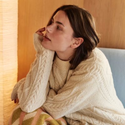 Zoom bild av stickbeskrivning tröja flätmönster rauma