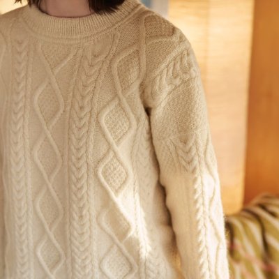 Zoom bild av stickbeskrivning tröja flätmönster rauma