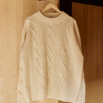 Zoom bild av stickbeskrivning tröja flätmönster rauma