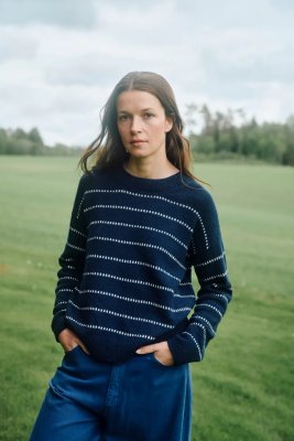Zoom bild av mönster tröja norsk merinoull