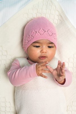 Zoom bild av Rauma mössa vantar mönster sticka garn