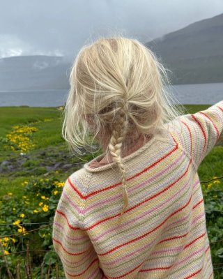 Zoom bild av stickbeskrivning frankie sweater junior petite knit