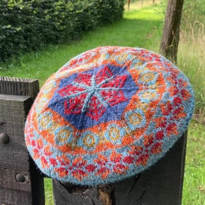 Zoom bild av mönster uradale yarns stained glass tam