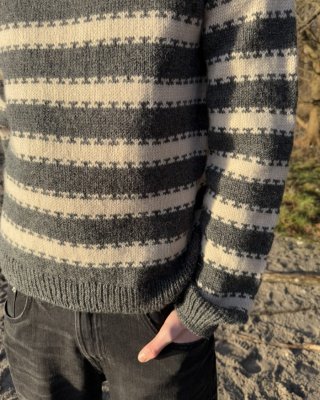 Zoom bild av stickmönster petite knit key sweater man