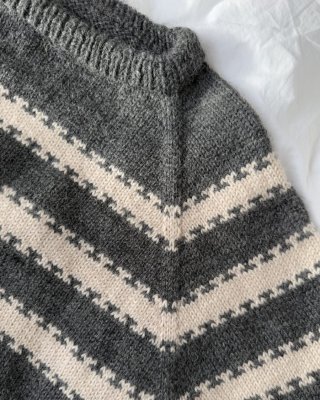 Zoom bild av stickmönster petite knit key sweater man