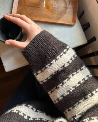 Zoom bild av petite knit key sweater