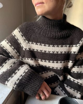 Zoom bild av petite knit key sweater