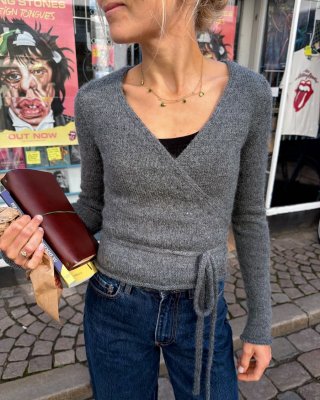 Zoom bild av mönster kofta omlott knytmodell
