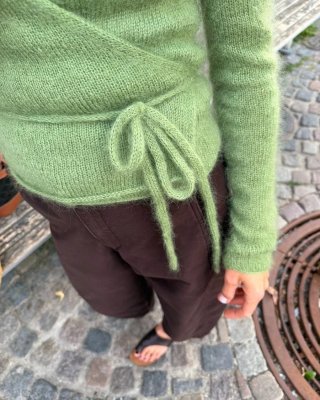 Zoom bild av mönster kofta omlott knytmodell