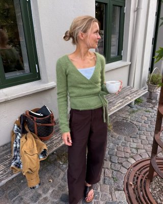 Zoom bild av mönster kofta omlott knytmodell