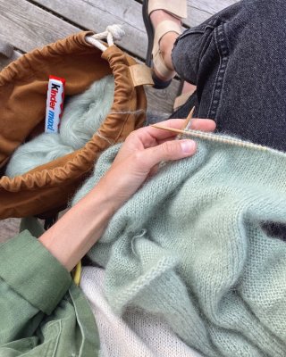 Zoom bild av petite knit novice cardigan mohair edition sandnes garn