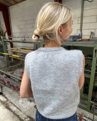 Zoom bild av väst slipover dam petiteknit stickbeskrivning