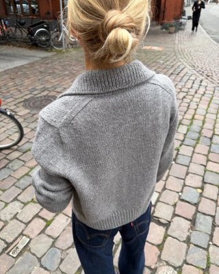 Zoom bild av mönster stickad jacka kofta