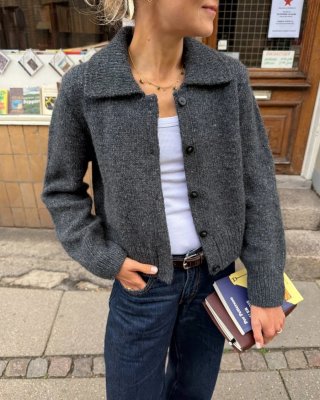 Zoom bild av mönster stickad jacka kofta