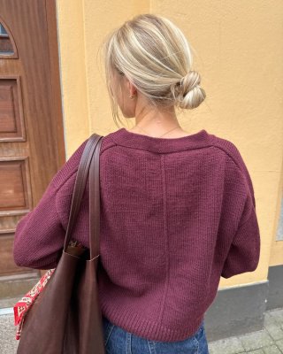 Zoom bild av stickbeskrivning scarlet cardigan petite knit