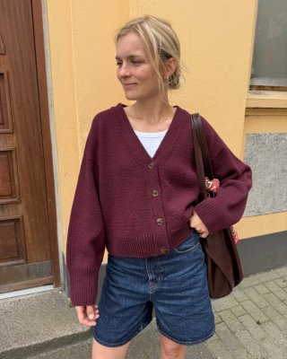 Zoom bild av stickbeskrivning scarlet cardigan petite knit