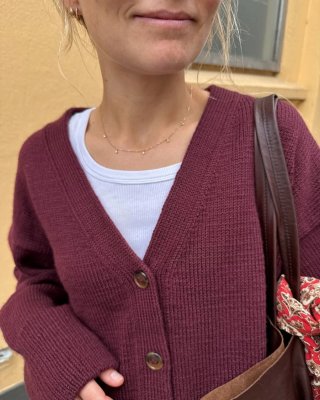 Zoom bild av stickbeskrivning scarlet cardigan petite knit