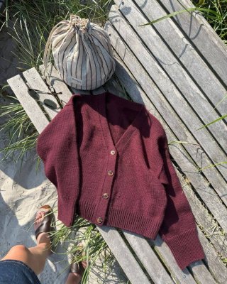 Zoom bild av stickbeskrivning scarlet cardigan petite knit