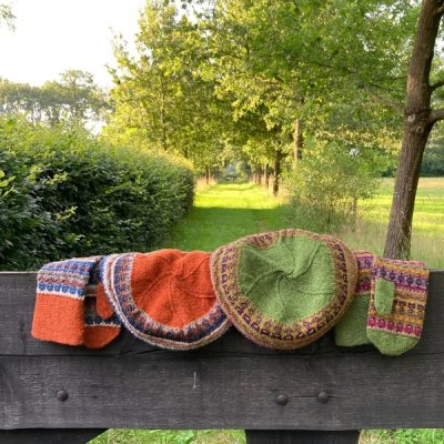 Zoom bild av mönster uradale yarns Shetland meets bohus tam mössa