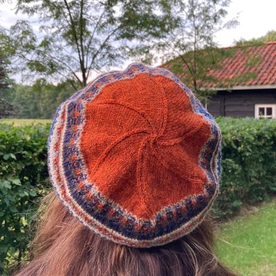 Zoom bild av mönster uradale yarns Shetland meets bohus tam mössa