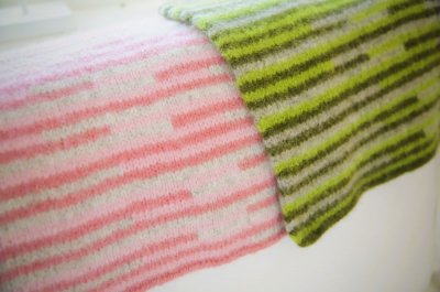 Zoom bild av Mönsterkit sittdynan omne garn stickning