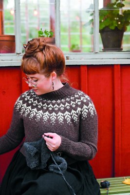 Zoom bild av bok sticka i svensk ull anna sjösvärd