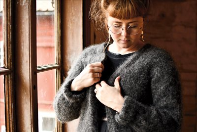 Zoom bild av bok sticka i svensk ull anna sjösvärd