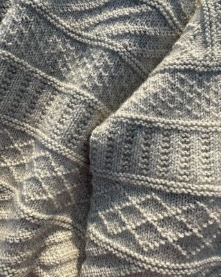 Zoom bild av petite knit storm sweater peer gynt sandnes garn