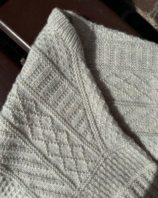 Zoom bild av petite knit storm sweater peer gynt sandnes garn