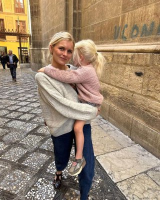 Zoom bild av petite knit storm sweater peer gynt sandnes garn