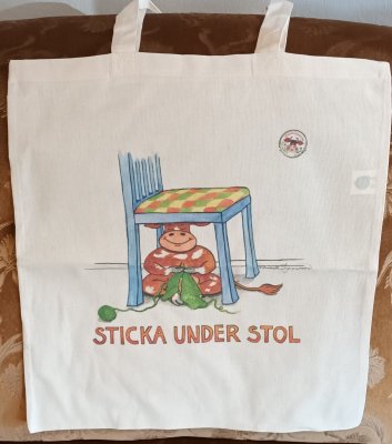 Zoom bild av tygkasse ko under stol