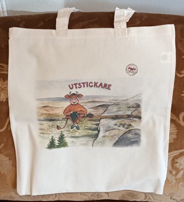 Zoom bild av tygkasse ko ute stickning